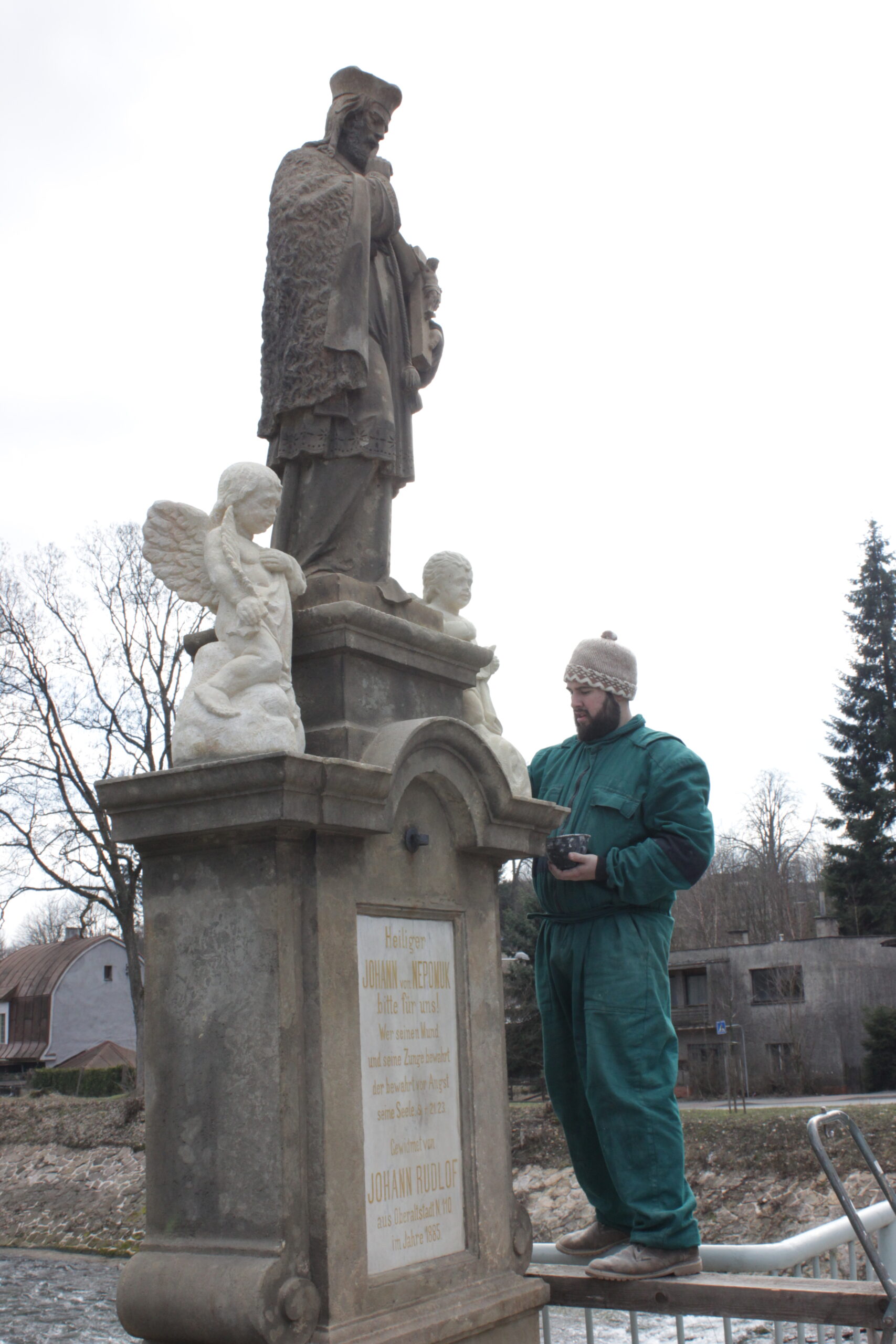 Jan Čáda restauruje sousoší sv. Jana Nepomuckého.