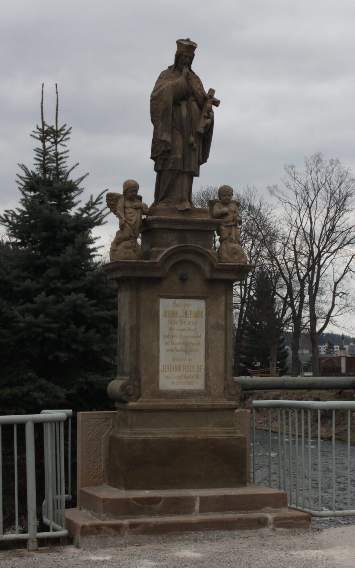 Barokní sousoší sv. Jana Nepomuckého v Trutnově na mostě.