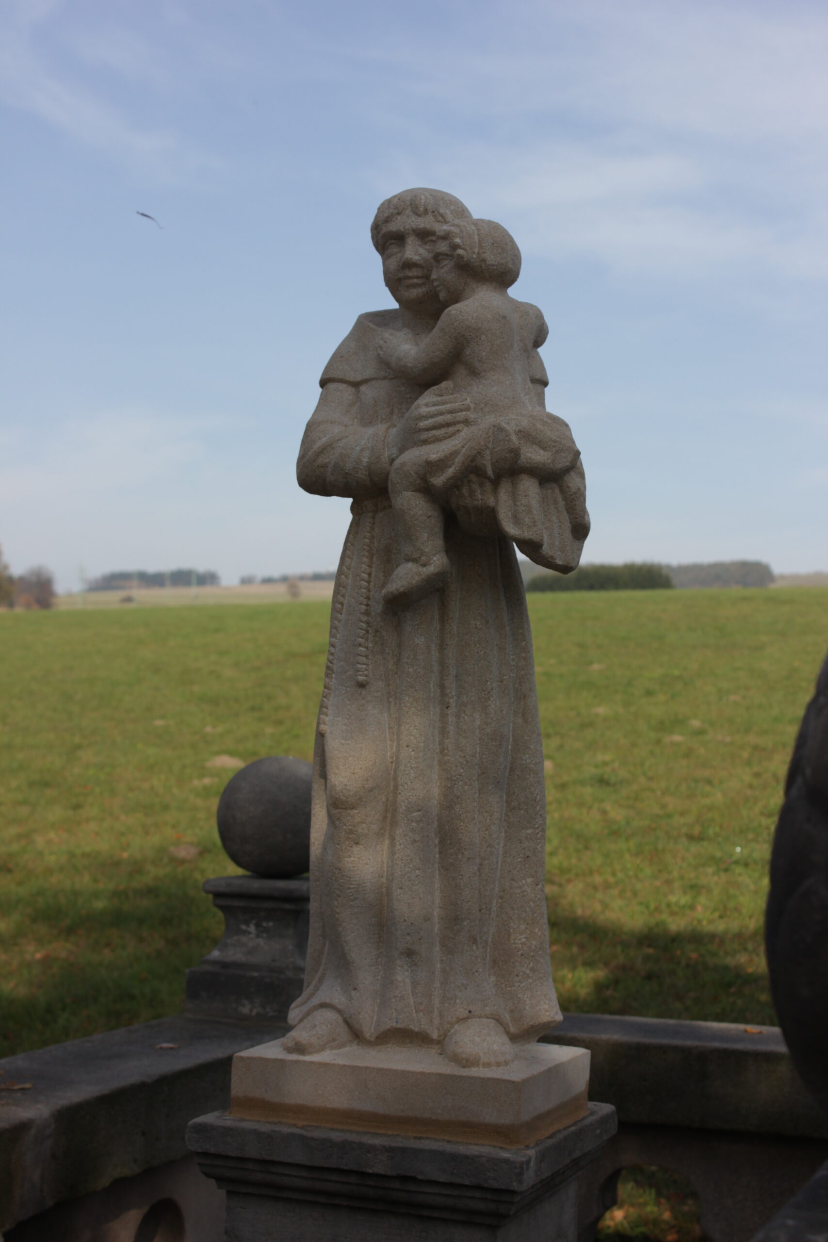 Pískovcový doplněk sousoší.