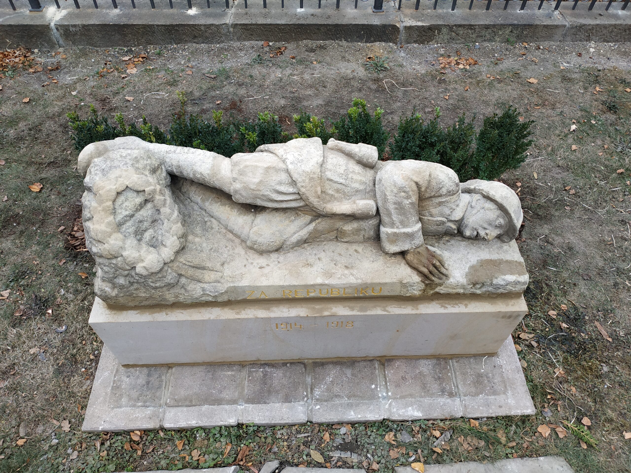 Legionář, pomník padlým, Police nad Metují