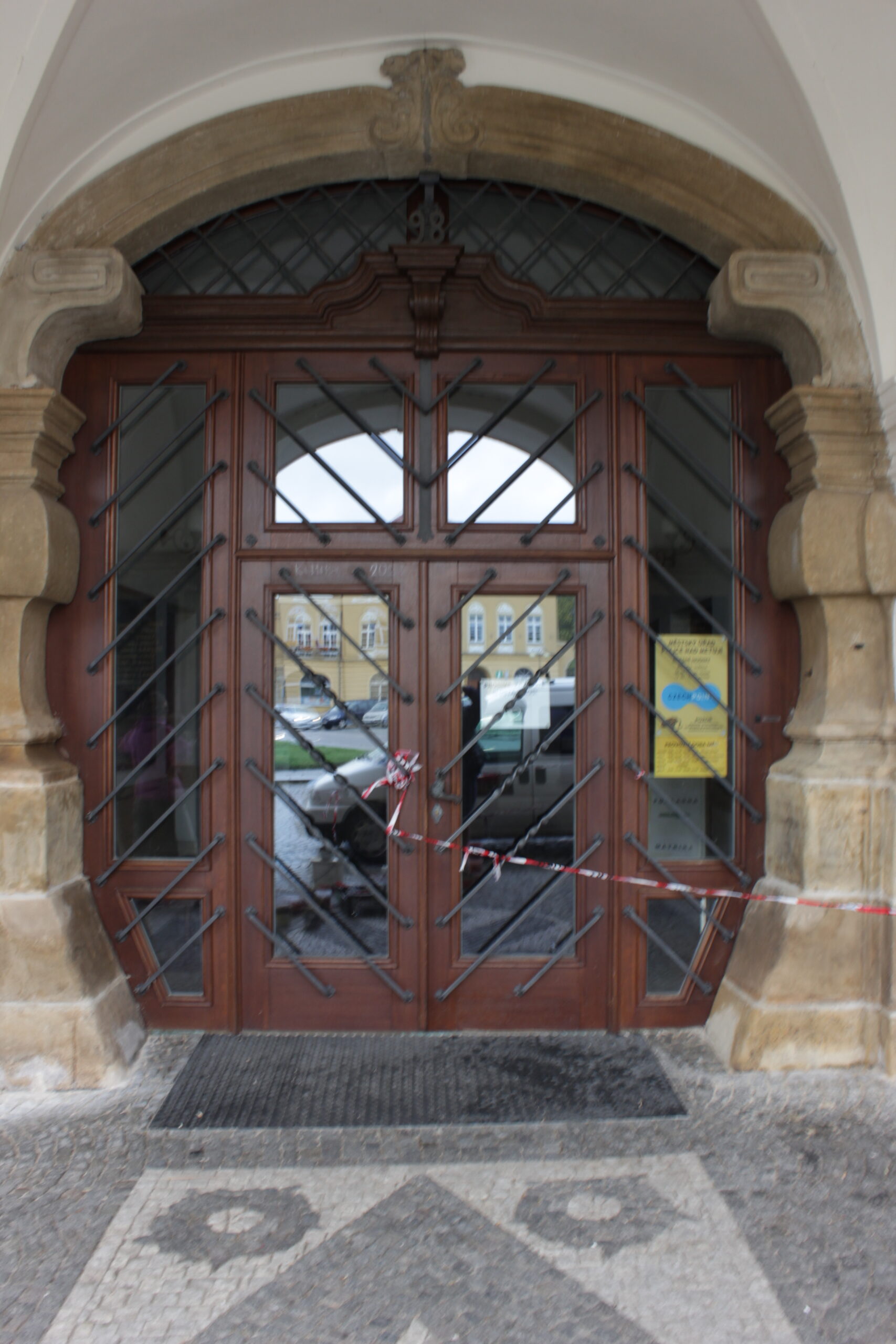 Barokní radnice v Polici nad Metují, vstupní portál