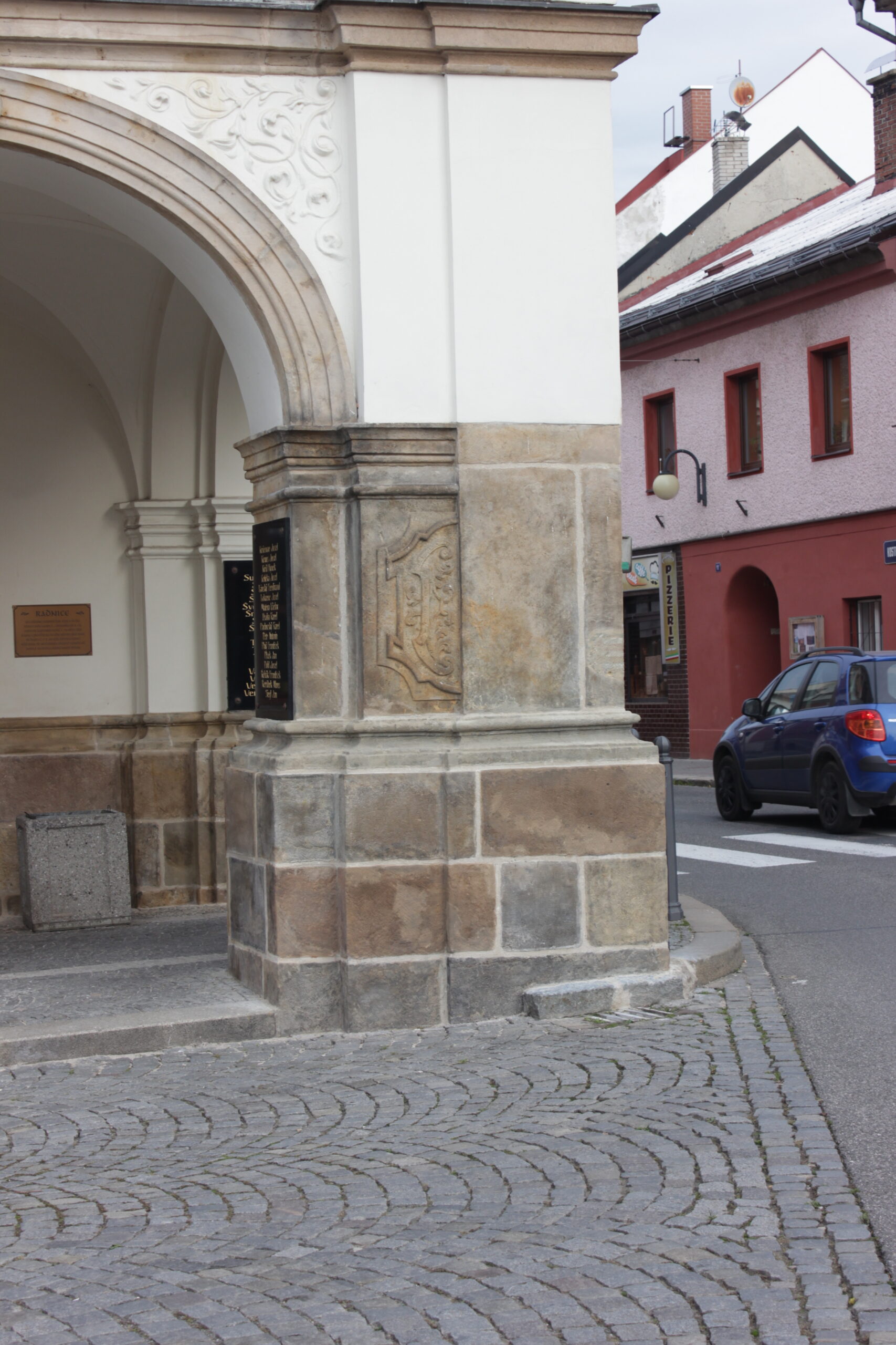 Pravý sloup barokní radnice v Polici nad Metují