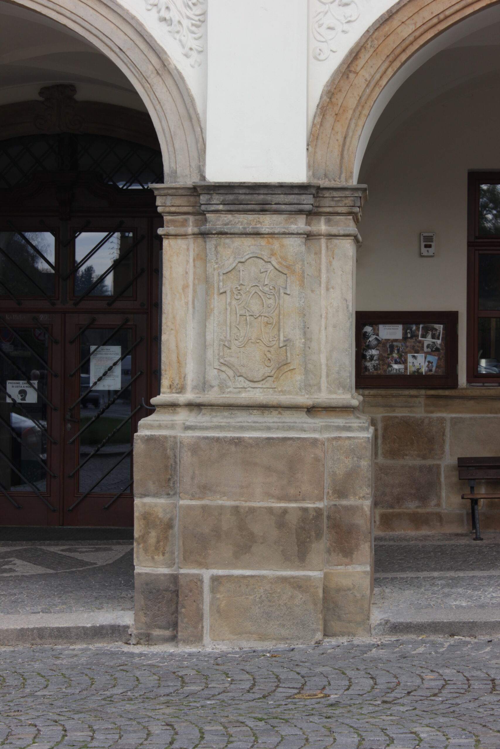 Barokní radnice v Polici nad Metují, pilíř