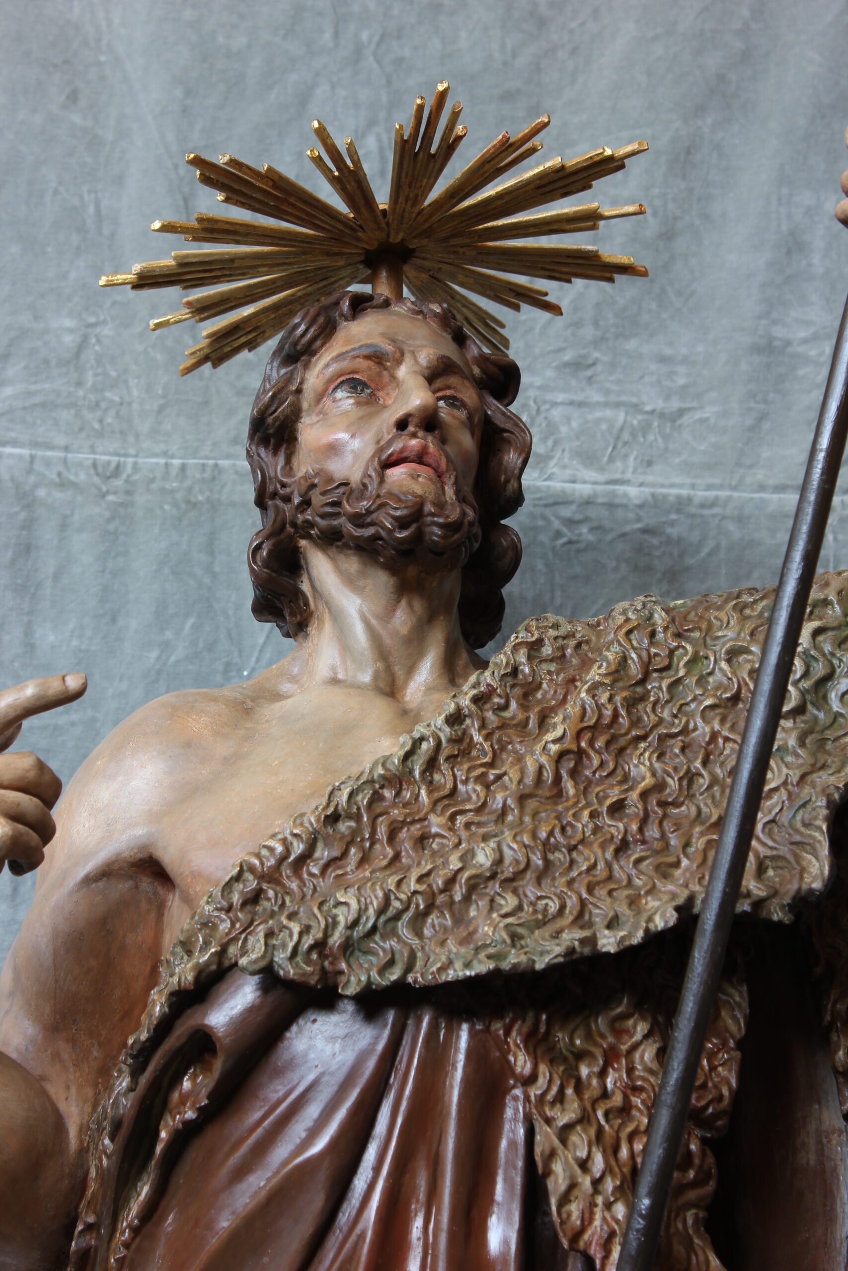 Dřevěná polychromovaná plastika Jana Křtitele z kaple v Holetíně.